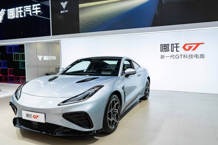 佛山43哪吒汽车在智能汽车领域的表现，领途汽车在新能源汽车市场中的影响力